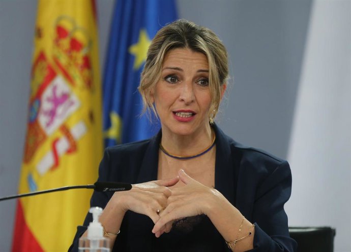 La vicepresidenta segunda y ministra de Trabajo y Economía Social, Yolanda Díaz, comparece tras la reunión del Consejo de Ministros, en el Complejo de la Moncloa, a 22 de febrero de 2022, en Madrid (España).