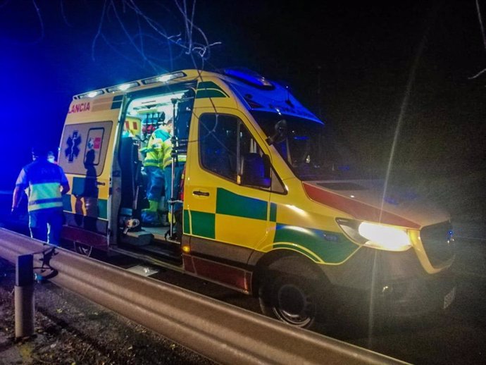 Archivo - Sucesos.- Herido grave un motorista tras colisionar contra una rotonda en Collado Villalba