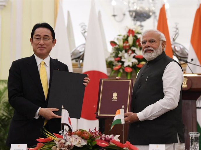 El primer ministro de Japón, Fumio Kishida (i) y el primer ministro de India, Narendra Modi (d).
