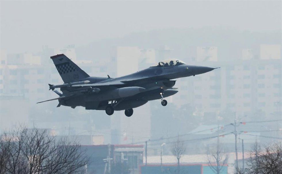 Un caza F-16 de las Fuerzas Aéreas estadounidenses aterriza en la base aérea de Osan, en Pyeongtaek, tras completar una misión de reconocimiento tras el aparente lanzamiento de un misil balístico por parte de Corea del Norte a primera hora del día. 