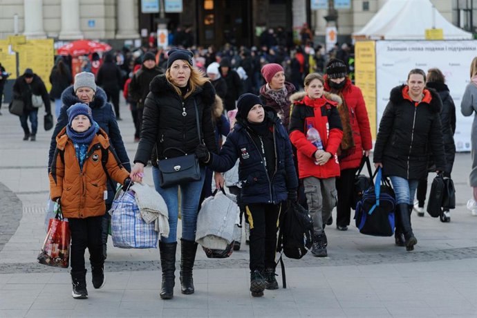 17 March 2022, Ukraine, Lviv: People walk at Lviv railway station as they try to flee from Ukraine to Poland. Photo: Mykola Tys/SOPA Images via ZUMA Press Wire/dpa