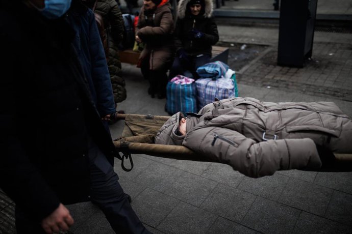 Una mujer que vino de Járkov es trasladada en camilla a 4 de marzo de 2022 en la estación de tren de Lviv (Ucrania). Ucrania cumple nueve días sumida en un conflicto bélico tras el inicio de los ataques por parte de Rusia, el pasado 24 de febrero. Duran