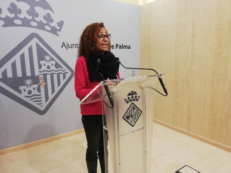 Archivo - La regidora Aurora Jhardi, en una rueda de prensa, cuando era regidora del Ayuntamiento.