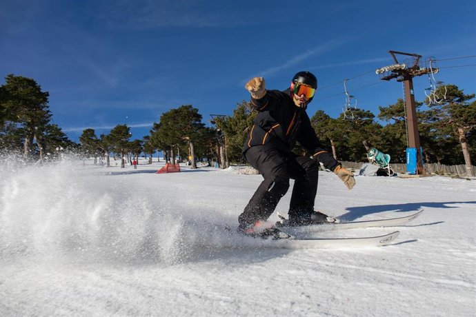 Archivo - Foto de archivo de un esquiador. 