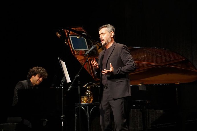 Archivo - El tenor Andoni Martínez Barañano en una actuación.