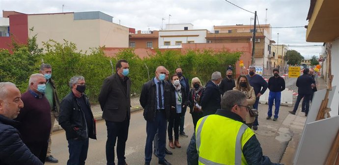 El alcalde de Sevilla, Antonio Muñoz, visita junto al delegado del Distrito Norte, Juan Antonio Barrionuevo, y representantes vecinales, las obras del nuevo sistema de abastecimiento y saneamiento de Valdezorras Este.