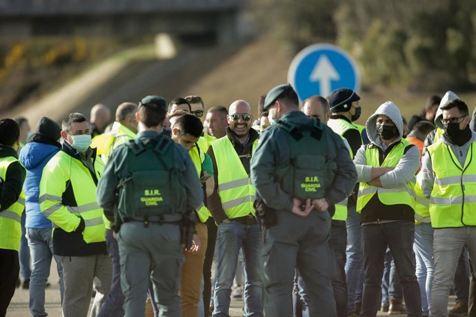 Dos agentes de la Guardia Civil hablan con los miembros de un piquete que han cortado la A-6 en ambos sentidos a la altura de Guitiriz, a 18 de marzo de 2022, en Guitiriz, Lugo, Galicia (España).
