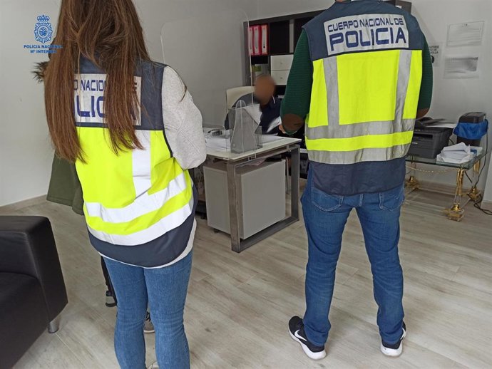 Agentes de la Policía Nacional detienen a tres responsables de una empresa de construcción en Manacor por delitos contra el derecho de los trabajadores.