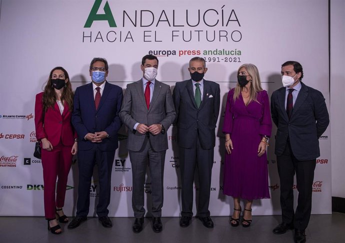 Archivo - Foto de familia en la clausura de las jornadas del foro económico 'Andalucía hacia el futuro' organizado por Europa Press (I-D) Candelas Martín de Cabiedes, Directora de Desarrollo de Negocio de Europa Press; el presidente de la Fundación Caja