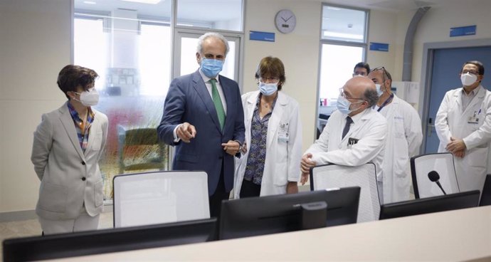 Mercedes Navío junto al consejero de Sanidad madrileño, Enrique Ruiz Escudero