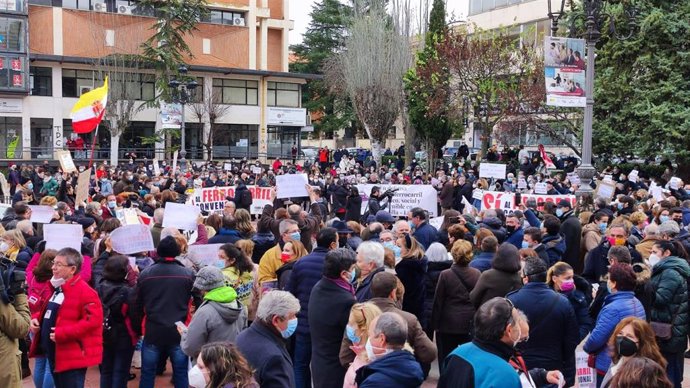 Archivo - Manifestación en Cuenca contra la supresión del tren convencional del pasado mes de enero. Foto de archivo.
