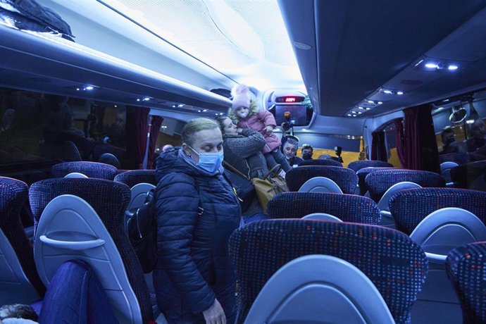 Detalle del interior de autobús durante la llegada de ucranianos a Sevilla por la invasión de Rusia, a 8 de marzo de 2022 en Sevilla (Andalucía, España)