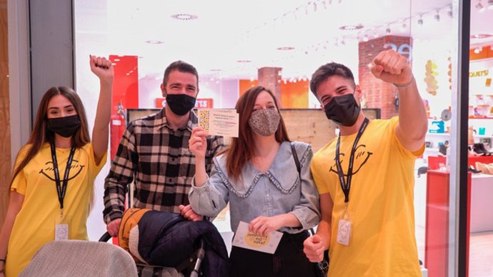 Más de 1.500 personas participan en una cadena de la felicidad iniciada por Puerto Venecia.