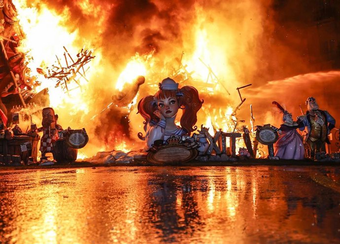 NINOTS ARDEN DURANTE LA NOCHE DE SAN JOSE, EN LA FALLA DE SUECA.