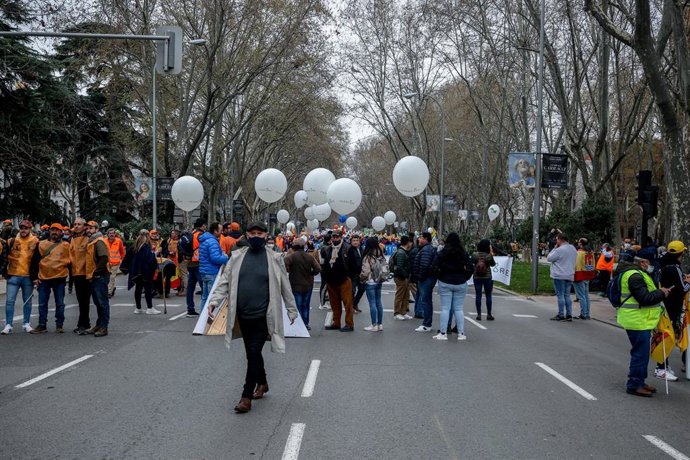Varios manifestantes, con globos blancos, en la marcha 20M, a 20 de marzo de 2022, en Madrid (España). Los organizadores de esta convocatoria, denominada como 20M,  son Asaja, COAG, UPA, Real Federación Española de Caza (RFEC), Oficina Nacional de l