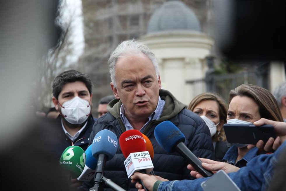 (I-D) El presidente de la Región de Murcia, Fernando López Miras, el vicepresidente del Grupo Popular Europeo, Esteban González Pons, y la portavoz del PP en el Congreso de los Diputados, Cuca Gamarra,