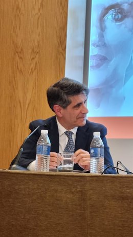 Archivo - El periodista y escritor Manuel Ventero, autor del libro 'Damas y Reinas'.