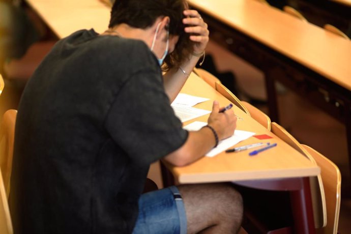 Archivo - Un estudiante durante la convocatoria extraordinaria de la Evaluación del Bachillerato para el Acceso a la Universidad (EBAU), a 6 de julio de 2021, en Madrid