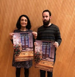 Responsables de las cofradías de la Semana Santa de Barbastro, con el cartel anunciador de 2022.