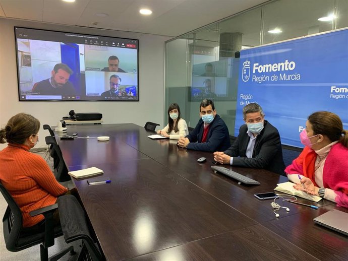 El consejero de Fomento e Infraestructuras, José Ramón Díez de Revenga, acompañado por miembros de su equipo, durante la reunión de seguimiento del soterramiento de Alcantarilla con técnicos de ADIF y del Ayuntamiento