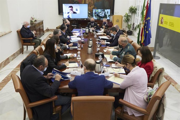 Detalle de la mesa durante la constitución de la comisión de coordinación para la recepción de refugiados de Ucrania en la Delegación del Gobierno, a 18 de marzo de 2022 en Sevilla (Andalucía, España) (Foto de archivo).