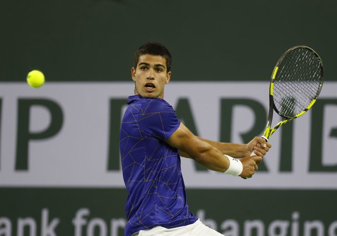 17 March 2022, US, Indian Wells: Spanish tennis player Carlos Alcaraz returns a shot to UK's Cameron Norrie during their Men's Singles Quarter-final Tennis match of the Indian Wells Masters tennis tournament at Indian Wells Tennis Garden. Photo: Charles
