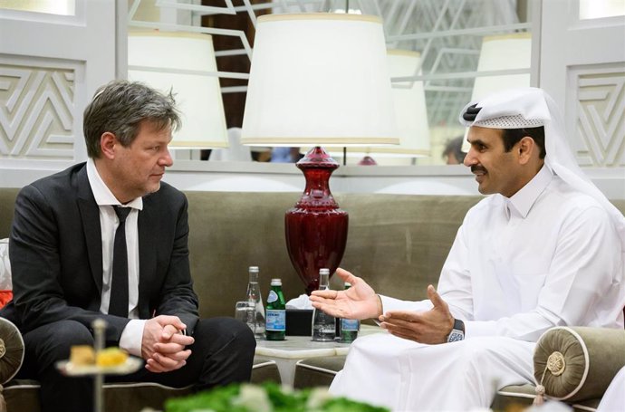 El ministro de Energía alemán, Robert Habeck, con su homólogo qatarí, Saad Sharida al Kaabi.