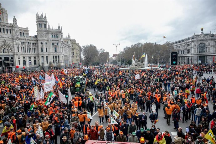 Decenas de miles de personas se manifiestan, en la plaza de Cibeles, al comienzo de la marcha 20M, a 20 de marzo de 2022, en Madrid (España). Los organizadores de esta convocatoria, denominada como 20M,  son Asaja, COAG, UPA, Real Federación Español