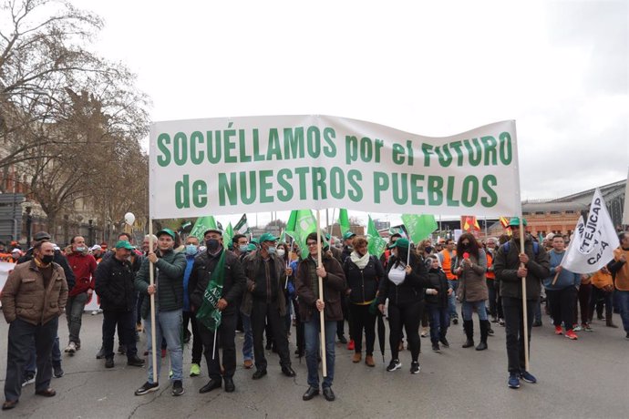 Varios manifestantes, con una pancarta que reza 'Socuéllamos por el futuro de Nuestros Pueblos', en la marcha 20M, a 20 de marzo de 2022, en Madrid (España). 