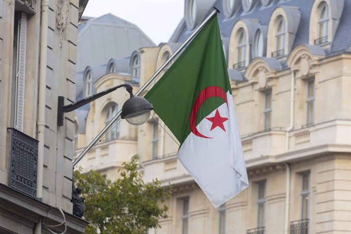 Bandera de argelia en la Embajada de Argelia en París, Francia