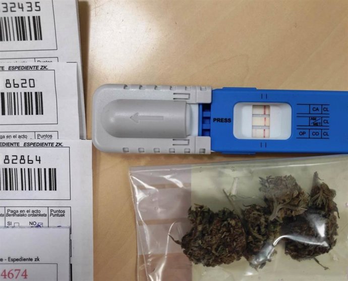 Imagen del test positivo y las drogas incautadas a la detenida