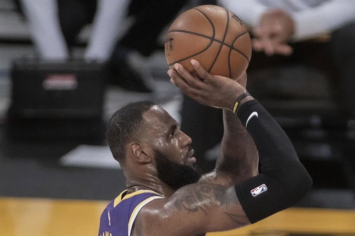 Archivo - 26 February 2021, US, Los Angeles: Los Angeles Lakers' LeBron James takes a free throw during the US NBA basketball match between Los Angeles Lakers and Portland Trailblazers at the Staples Center. Photo: Javier Rojas/Prensa Internacional via 