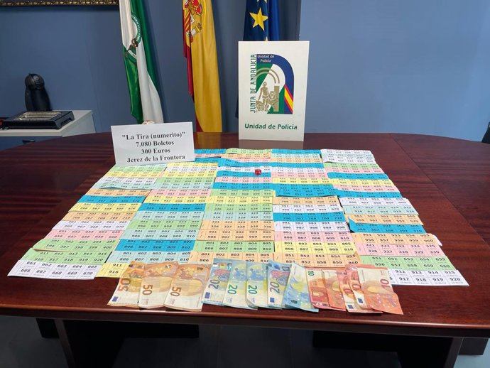 Boletos de lotería ilegal requisados en Jerez de la Frontera (Cádiz).