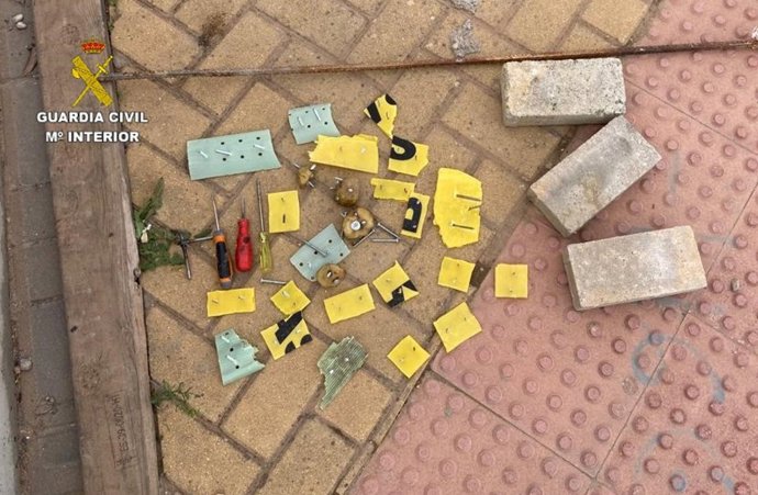 Guardia Civil interviene clavos, punzones, adoquines y pinchos en servicios desplegados por paro de transporte en Toledo.