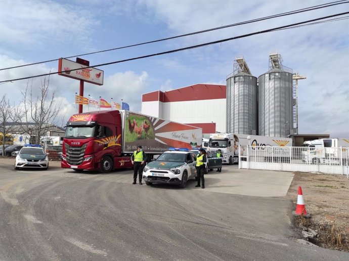 La Guardia Civil acompaña a 15 camiones con destino a Navarra desde La Almunia para proteger a sus transportistas.