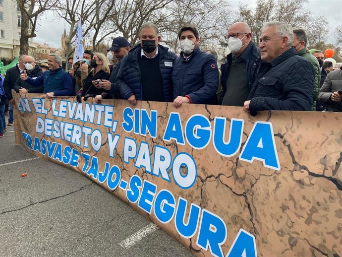 El presidente de la Comunidad, Fernando López Miras, acompaña a los agricultores, ganaderos, pescadores y cazadores de la Región de Murcia en la manifestación nacional convocada en Madrid