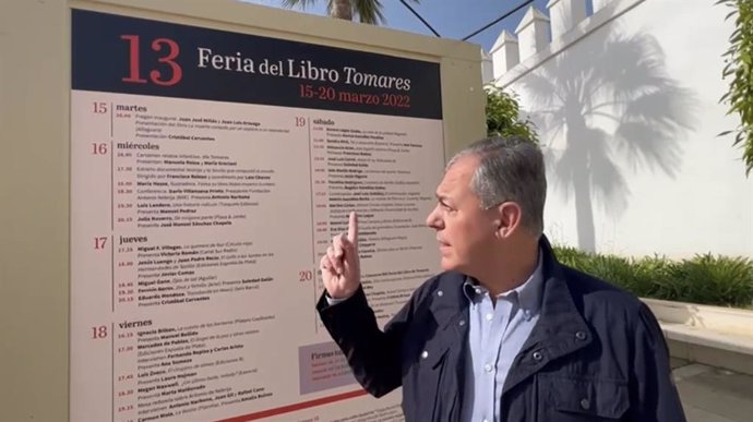 El candidato del PP a la Alcaldía de Sevilla, José Luis Sanz, pone la Feria del Libro de Tomares como ejemplo a seguir en Sevilla.