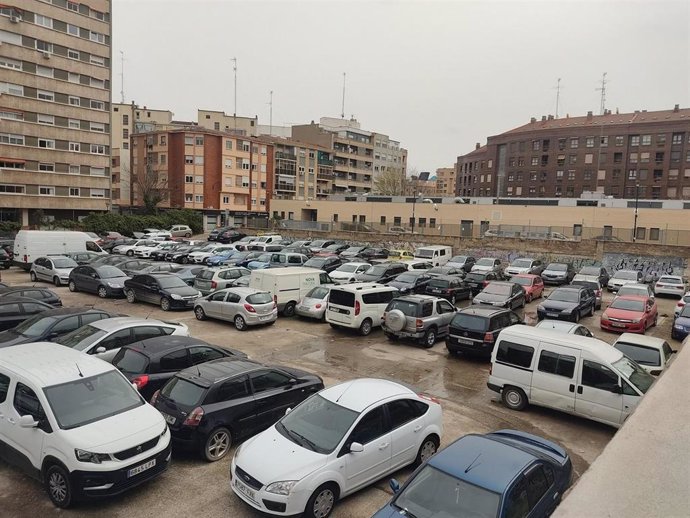 El Ayuntamiento inicia los trámites para crear un estacionamiento en altura en el solar de la calle Moncayo.