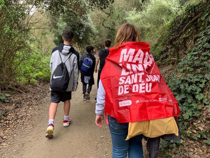 Un grupo de personas participa en la carrera solidaria 'Magic Line' organizada en el Hospital Sant Joan de Déu, en Barcelona