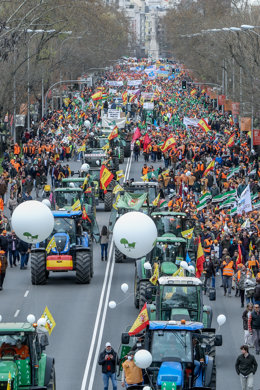 Varios tractores y  manifestantes con pancartas, bandera, durante la marcha 20M, a 20 de marzo de 2022, en Madrid (España). Los organizadores de esta convocatoria, denominada como 20M,  son Asaja, COAG, UPA, Real Federación Española de Caza (RFEC), 