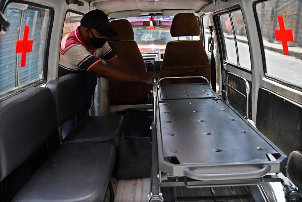 Archivo - Una ambulancia en India