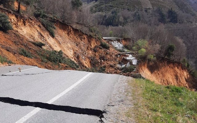 La carretera LU-651 a su paso por el Ayuntamiento de Folgoso do Courel (Lugo)