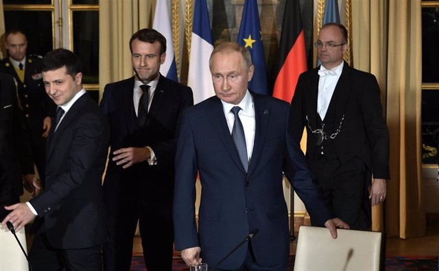 Archivo - Volodimir Zelenski y Vladimir Putin, acompañados de Emmanuel Macron 