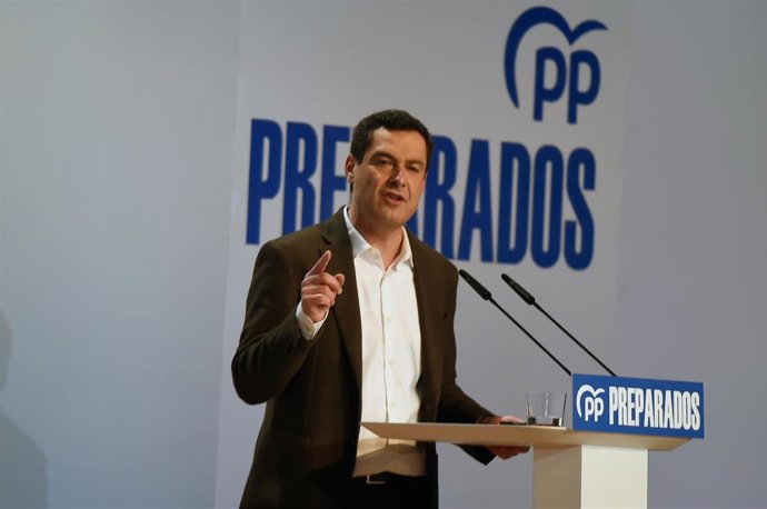 El presidente del PP-A, Juanma Moreno se dirige a los simpatizantes  en un acto de  partido a 19 de marzo de 2022 en Torremolinos (Málaga).