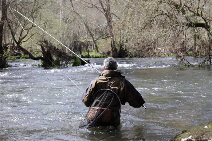Un pescador, lanza la caña en el río Asma, en Chantada, durante el primer día de temporada de pesca fluvial, a 20 de marzo de 2022, en Lugo
