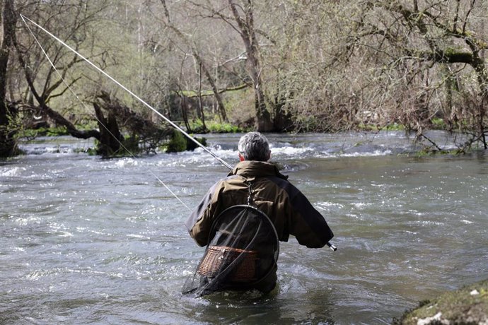 Un pescador, lanza la caña en el río Asma, en Chantada, durante el primer día de temporada de pesca fluvial, a 20 de marzo de 2022, en Xxx, Lugo, Galicia (España). La temporada de pesca ha dado comienzo este domingo en la mayor parte de los ríos de Gali