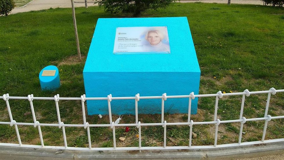 Archivo - Placa en recuerdo a Sandra Palo en Getafe.