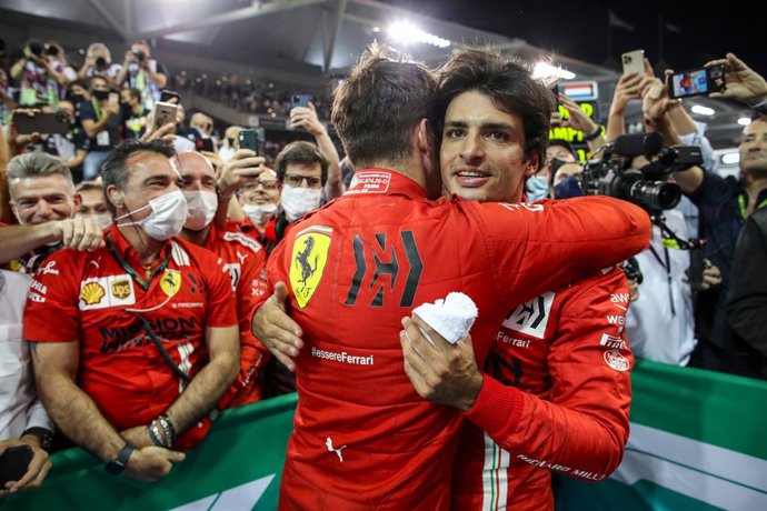 Archivo - SAINZ Carlos (spa), Scuderia Ferrari SF21, portrait with LECLERC Charles (mco), Scuderia Ferrari SF21 during the Formula 1 Etihad Airways Abu Dhabi Grand Prix 2021, 22th round of the 2021 FIA Formula One World Championship from December 10 to 