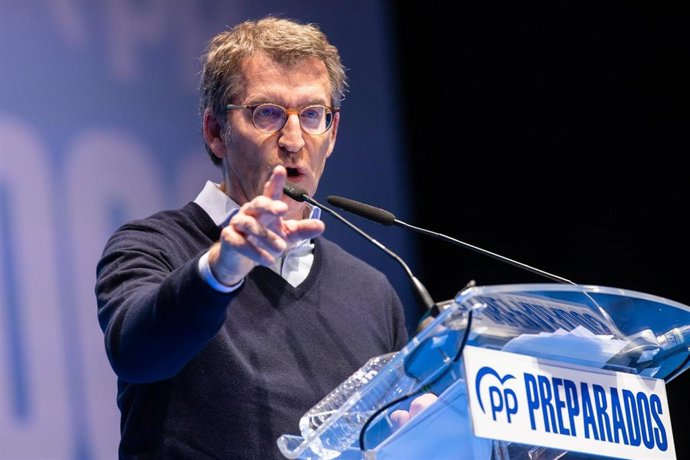 El candidato a la presidencia del PP,  Alberto Núñez Feijóo, interviene en un acto de cierre de campaña previo al XX Congreso Nacional del PP, en el Palacio de Congresos de Mérida, a 20 de marzo de 2022, en Mérida, Badajoz (Extremadura). 