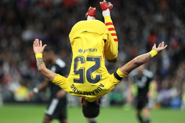 Pierre-Emerick Aubameyang celebra el 0-1 en el Real Madrid - FC Barcelona de LaLiga Santander 2021-2022
